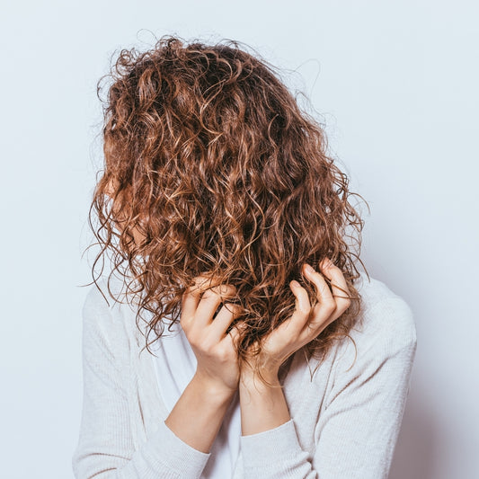 5 conseils essentiels pour prendre soin de tes cheveux bouclés naturellement