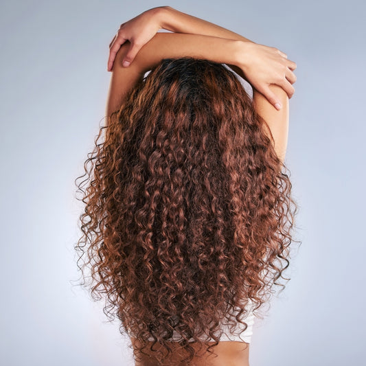 Comment hydrater naturellement tes cheveux bouclés et frisés